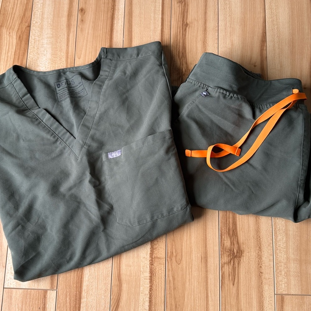 Figs Scrub Set